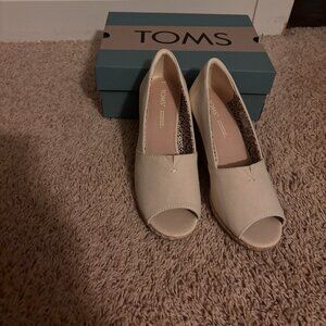 NWT Tom's wedges